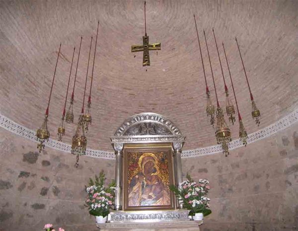 Coronas colgadas y Virgen